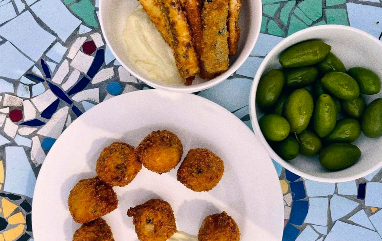 Shared dining bij Cosmico Beach