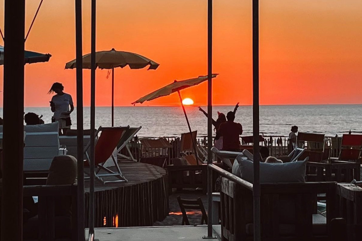 Shared dining bij Cosmico Beach