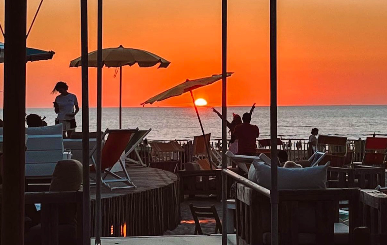 Shared dining bij Cosmico Beach