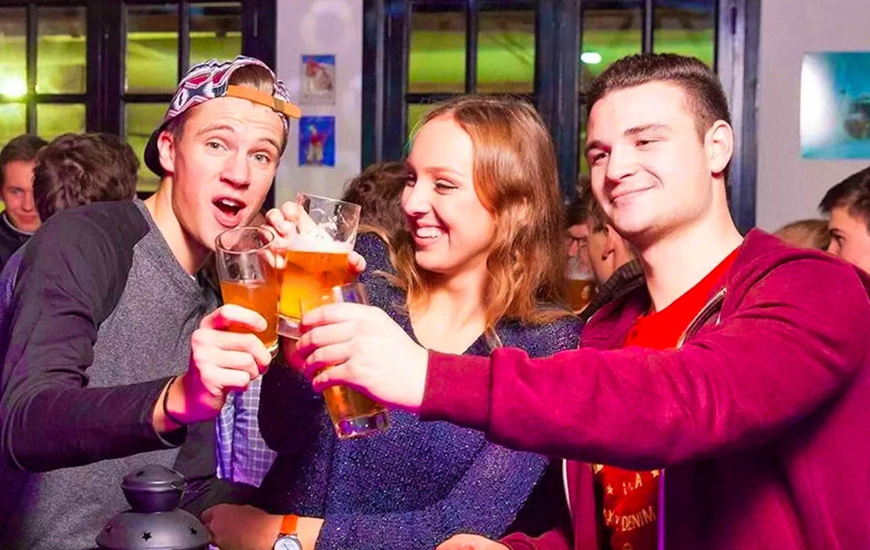 Hele dag skiën of snowboarden bij Alpincenter + onbeperkt buffet + drankjes
