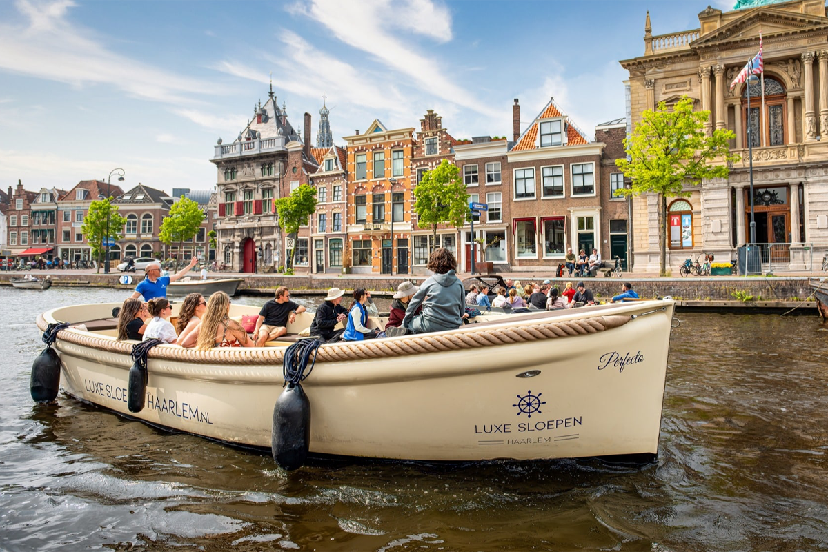 Luxe open sloep rondvaart + drankjes door Haarlem