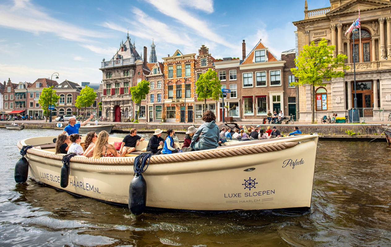 Luxe open sloep rondvaart + drankjes door Haarlem