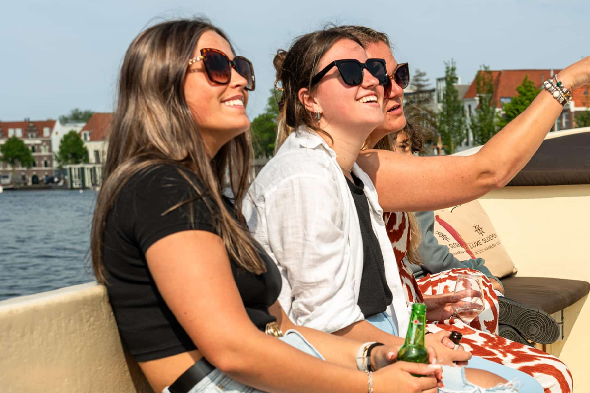 Luxe open sloep rondvaart + drankjes door Haarlem
