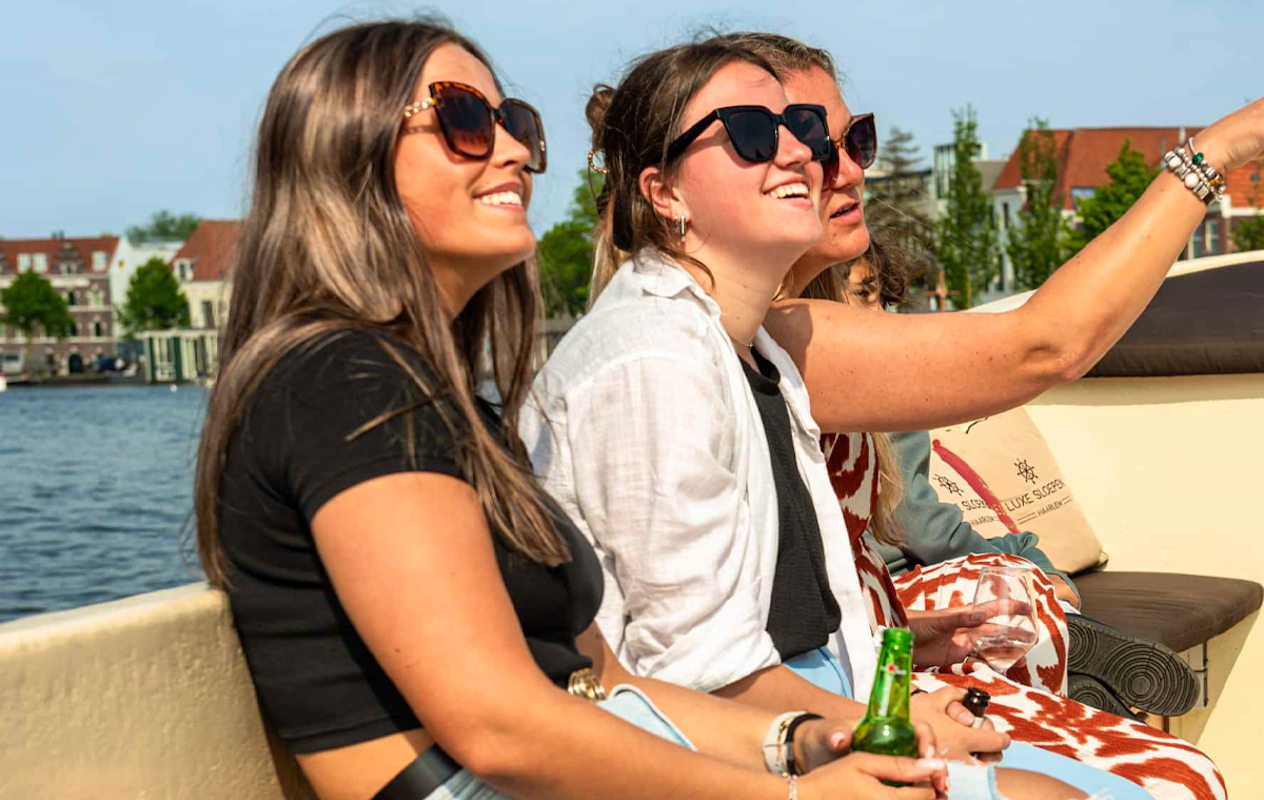 Luxe open sloep rondvaart + drankjes door Haarlem
