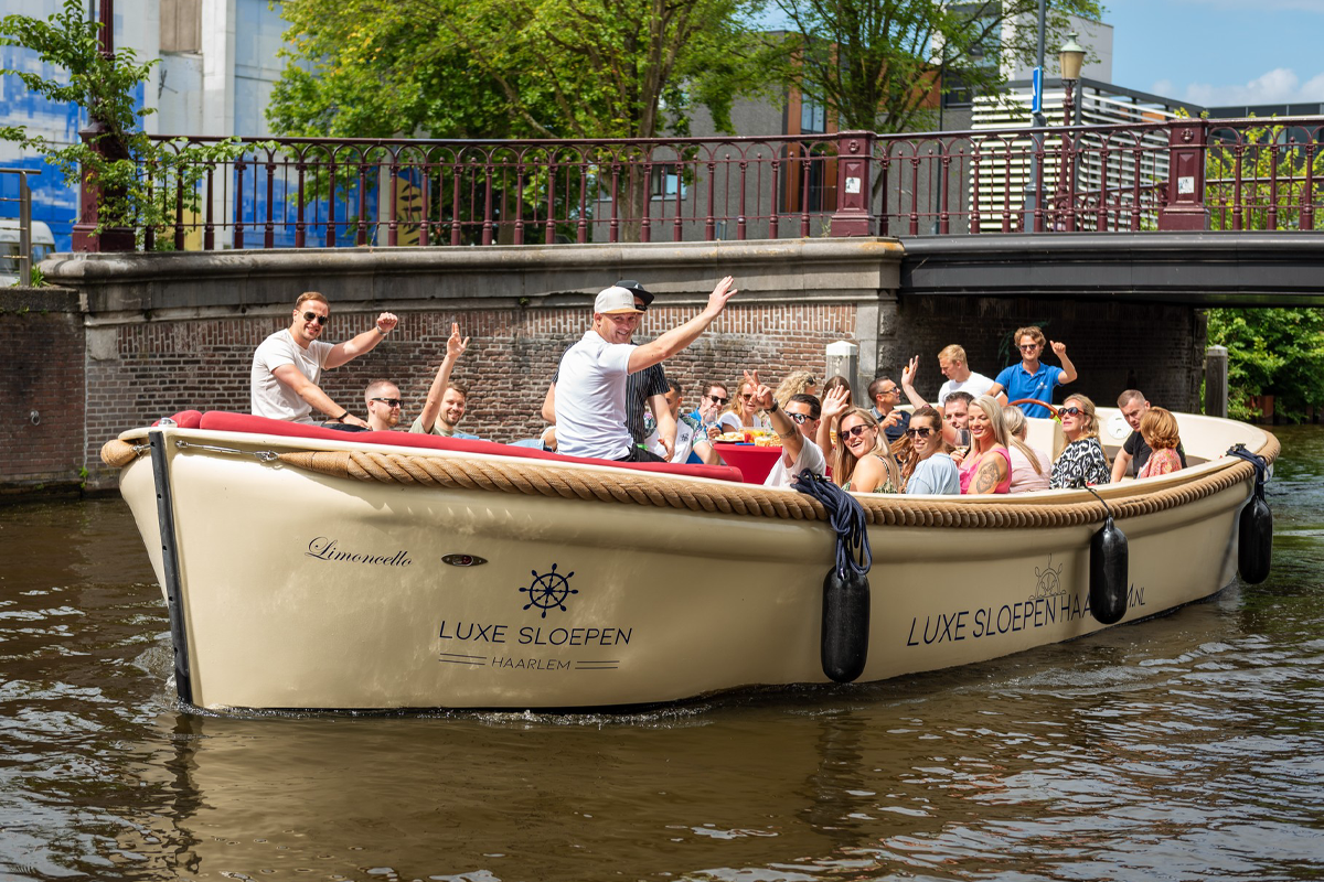 Luxe open sloep rondvaart + drankjes door Haarlem