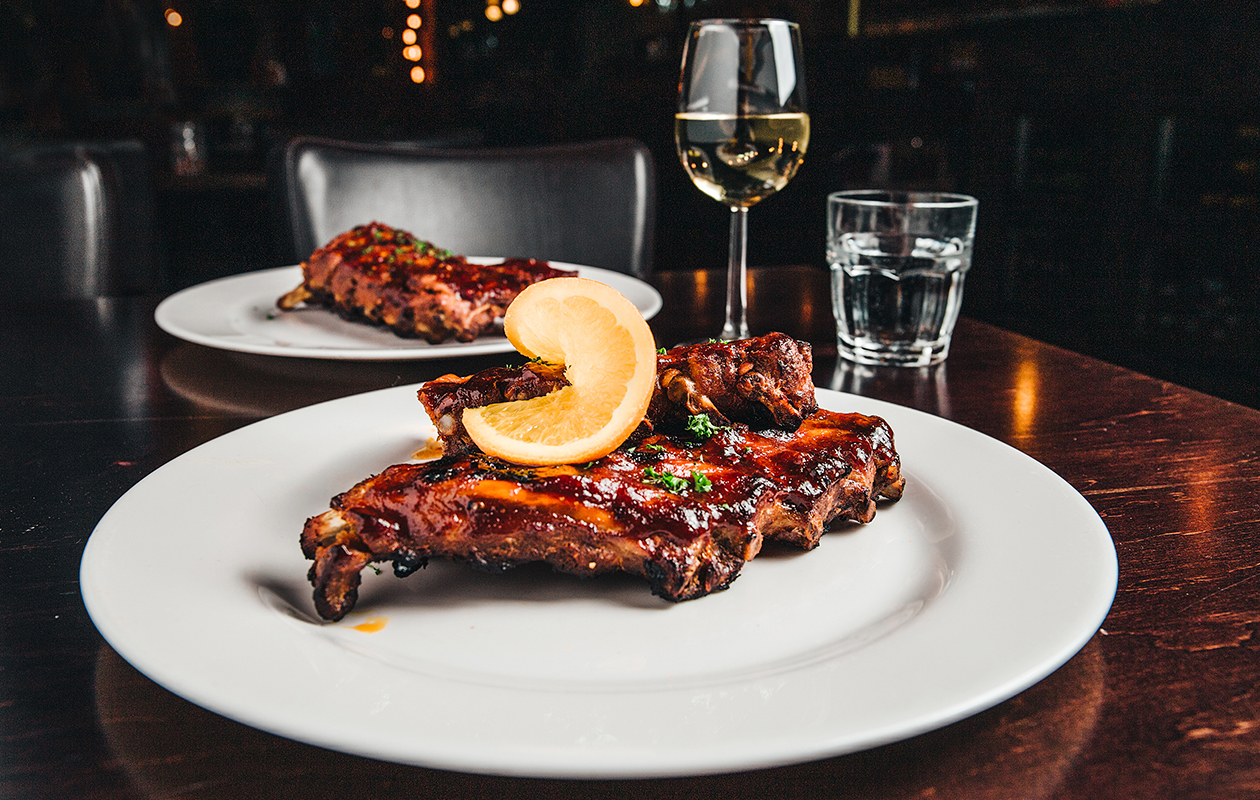 Onbeperkt spareribs eten bij restaurant de Zwarte Zwaan in Rotterdam 