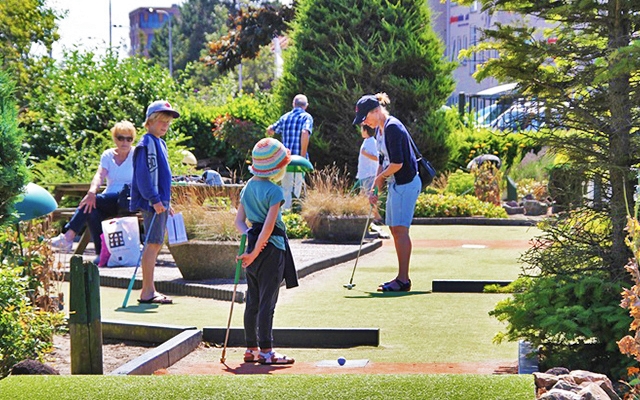 Entreeticket De Rollygolf + trampolines + chocolademelk