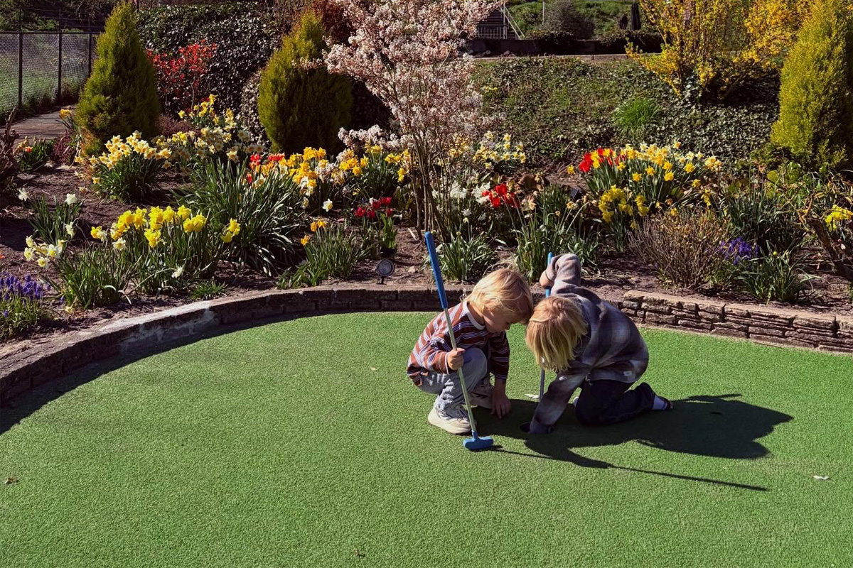 Entreeticket De Rollygolf + trampolines + ijsje