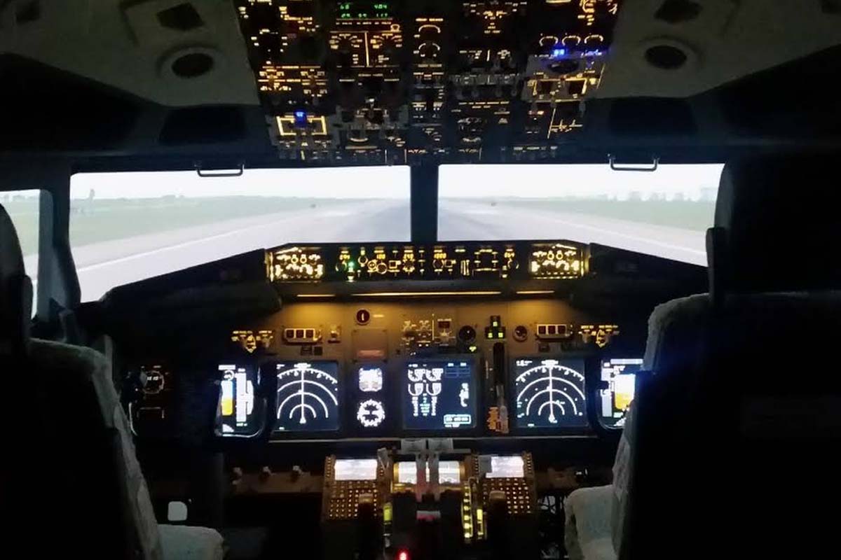 Vliegen in een vluchtsimulator bij Flanders Flight Training Center