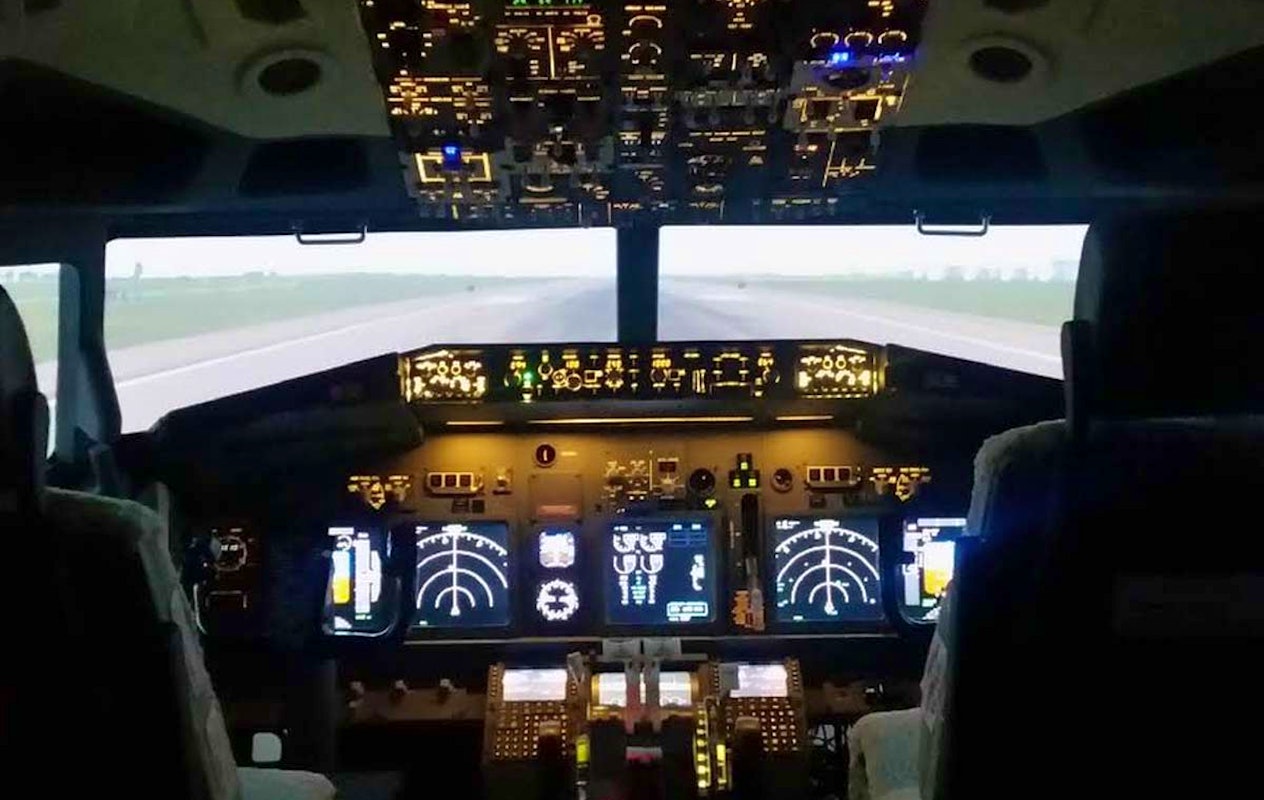 Vliegen in een vluchtsimulator bij Flanders Flight Training Center