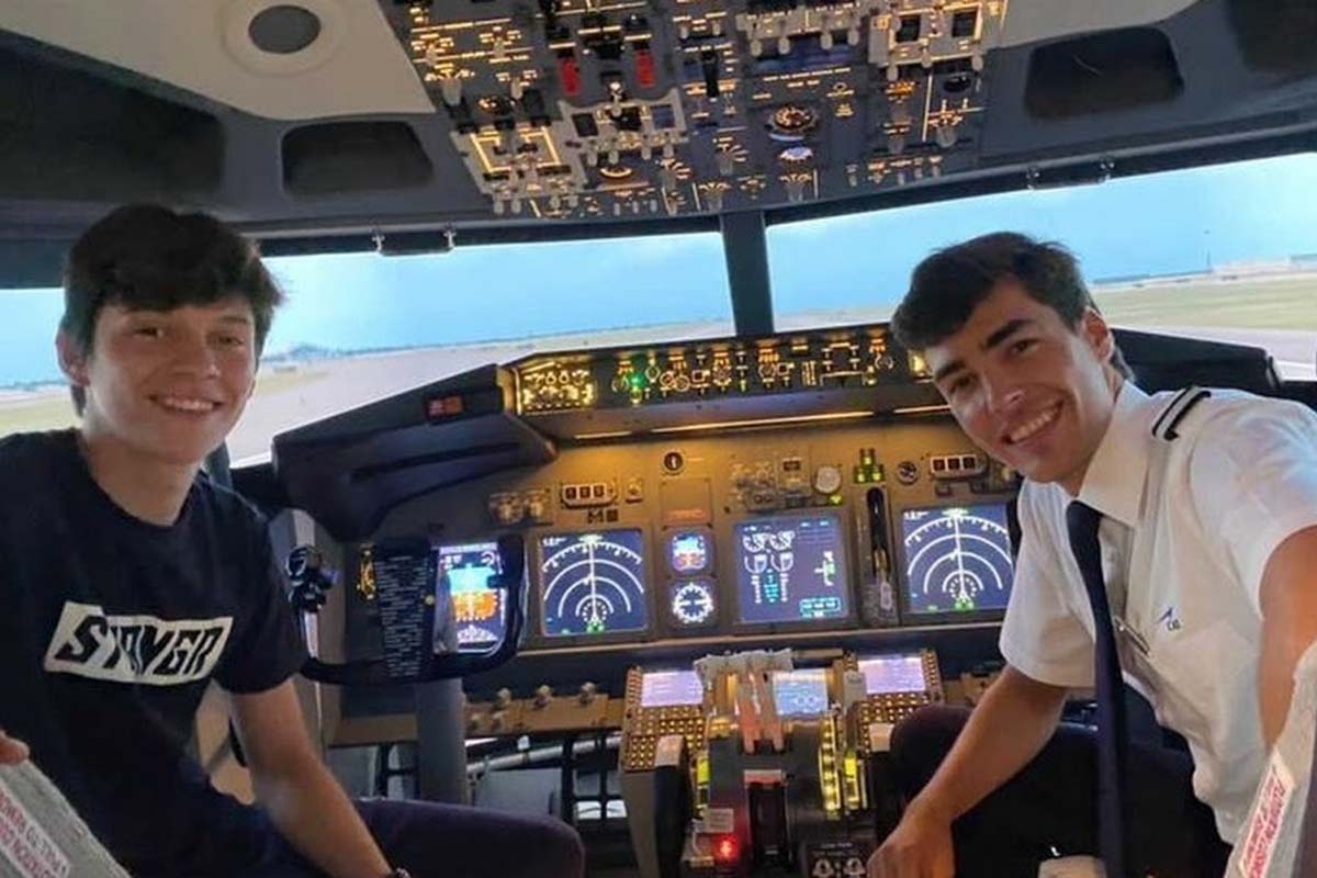 Vliegen in een vluchtsimulator bij Flanders Flight Training Center