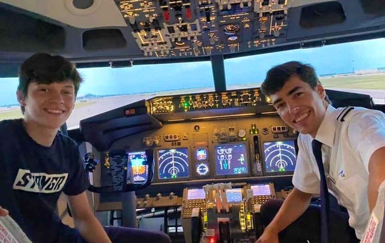 Vliegen in een vluchtsimulator bij Flanders Flight Training Center