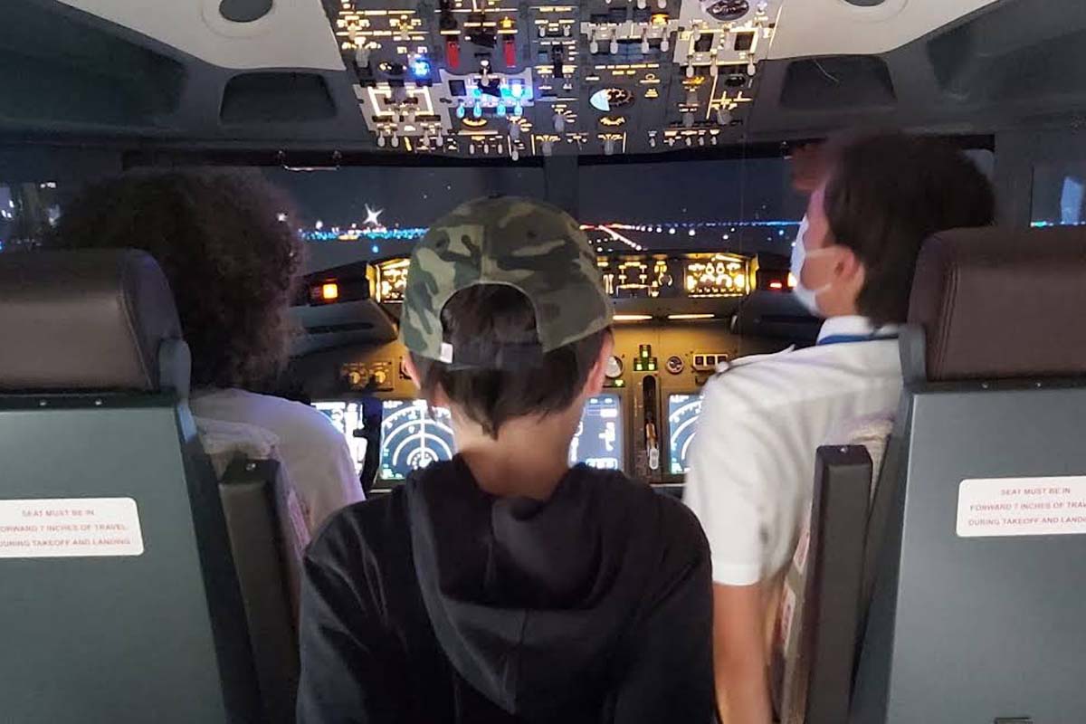 Vliegen in een vluchtsimulator bij Flanders Flight Training Center