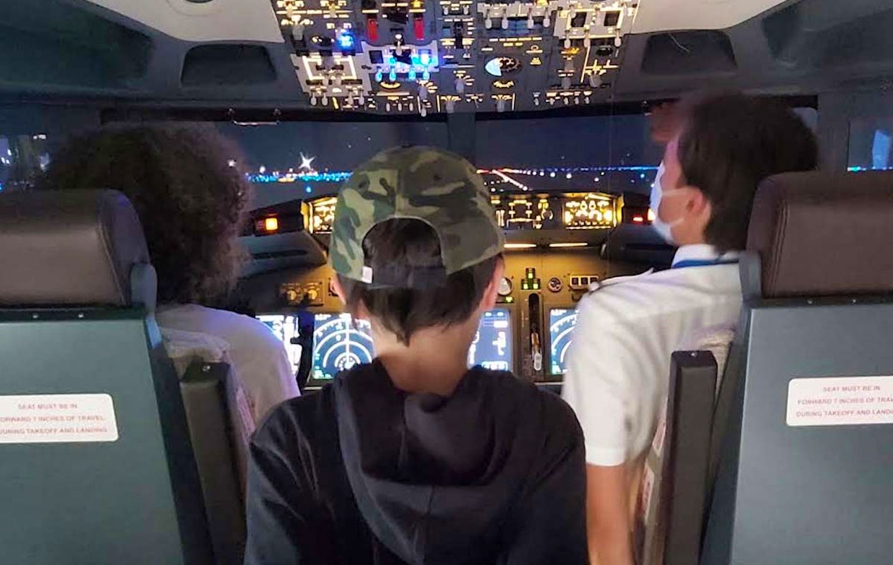 Vliegen in een vluchtsimulator bij Flanders Flight Training Center