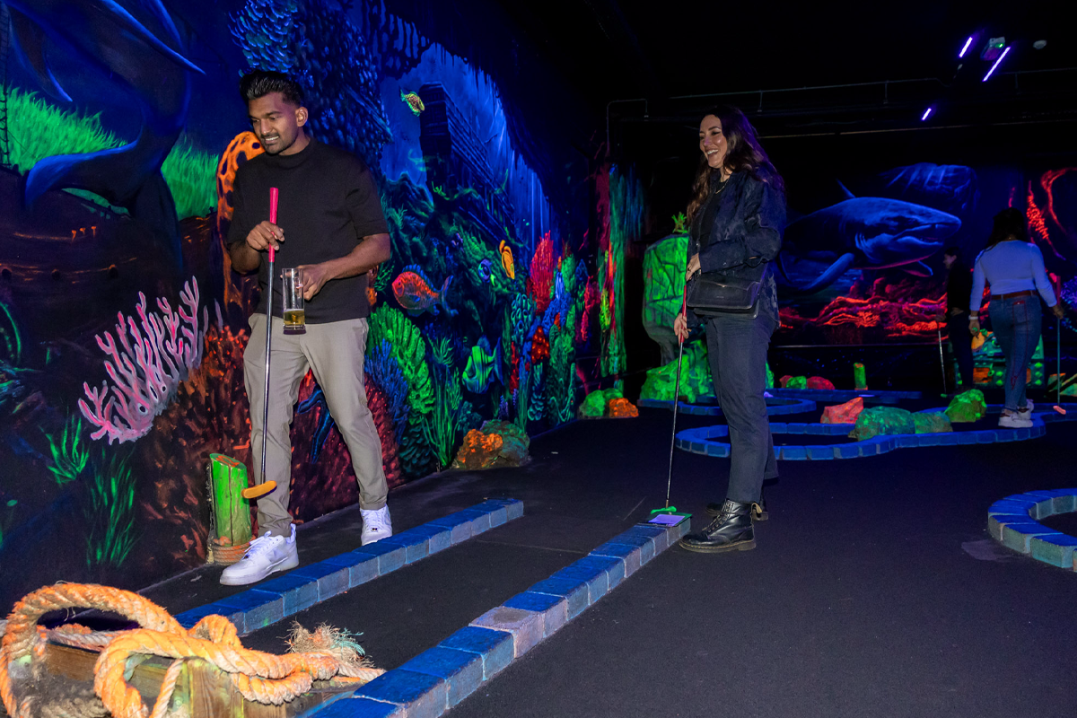 Glow Minigolf bij Aloha in Amsterdam