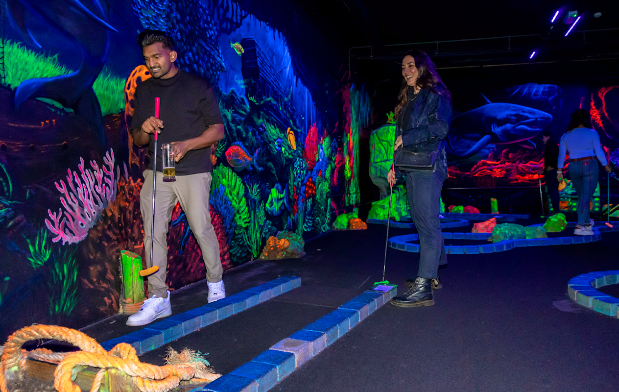 Glow Minigolf bij Aloha in Amsterdam