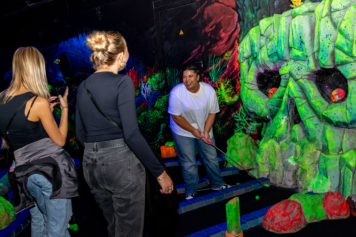 Glow Minigolf bij Aloha in Amsterdam