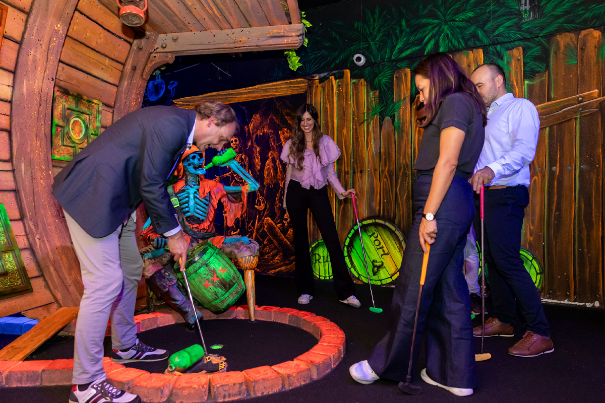 Glow Minigolf bij Aloha in Amsterdam