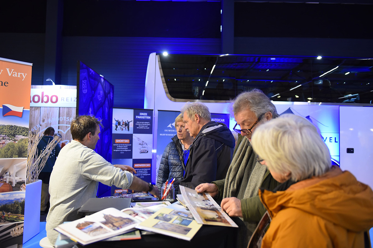 Admission to Countryside + Holiday Expo, including a drink of your choice