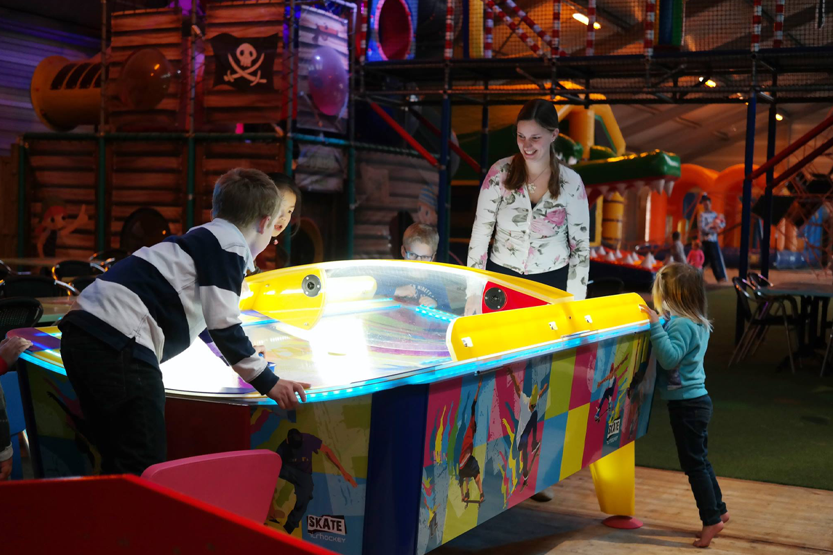 Entreeticket Kidsplay + Glowgolf  of Lasergamen bij Adventuredome 