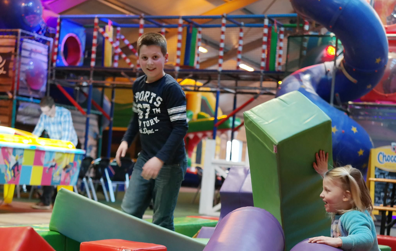 Entreeticket Kidsplay + Glowgolf  of Lasergamen bij Adventuredome 