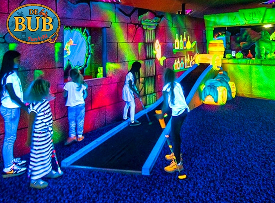 Potje midgetgolf in de dark + consumptie bij De Bub Fun 4 All