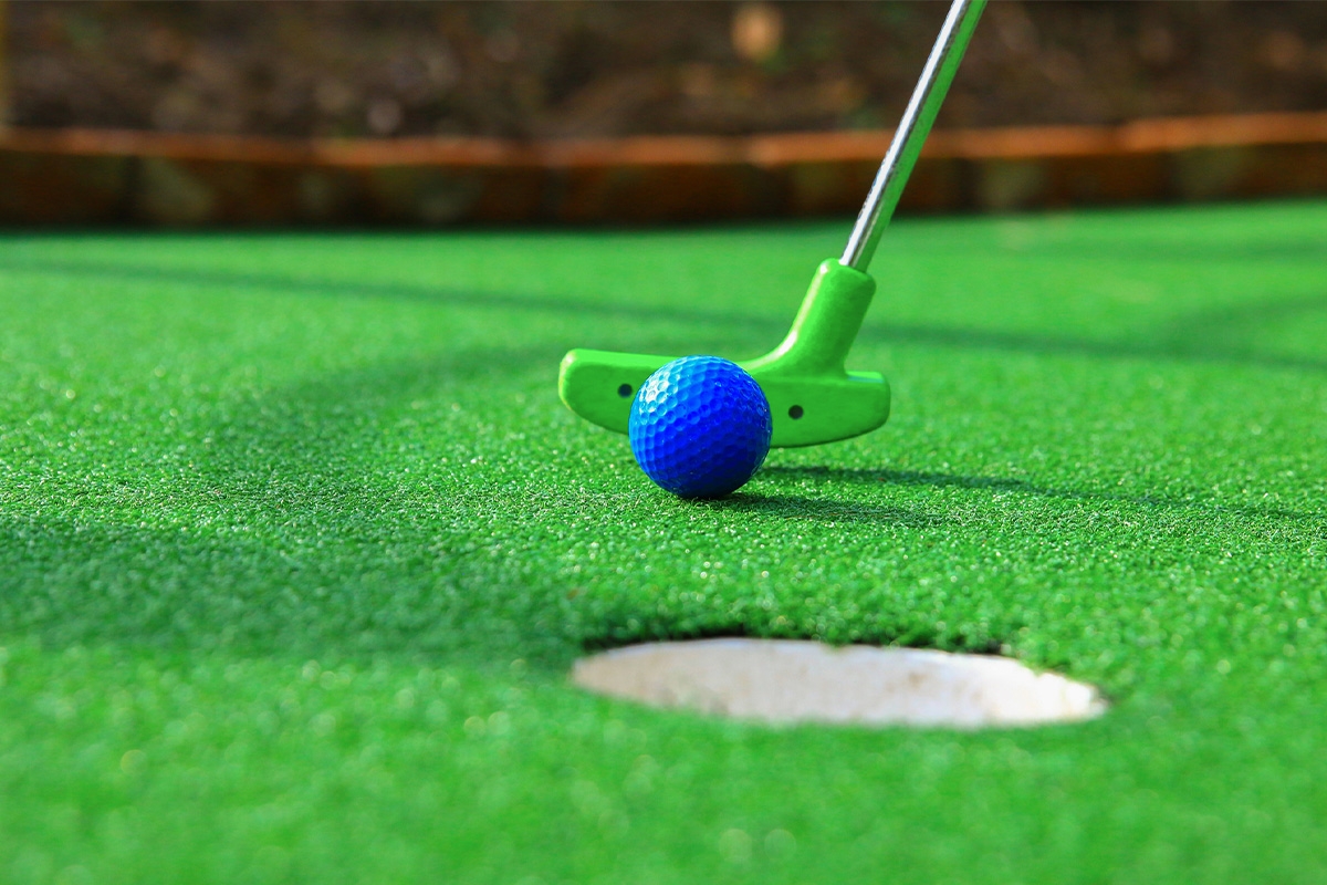 Midgetgolfen bij Toms Beach & Surf