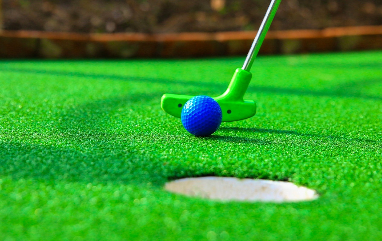 Midgetgolfen bij Toms Beach & Surf