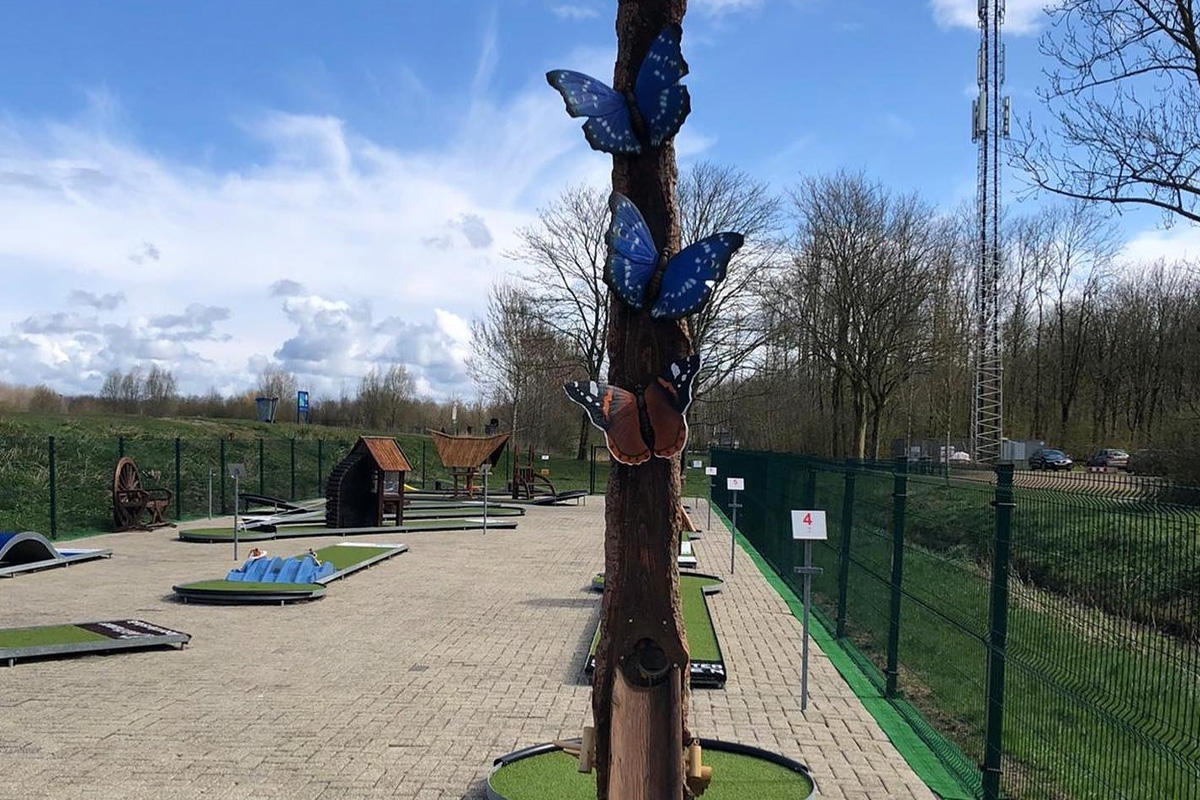 Midgetgolfen bij Toms Beach & Surf