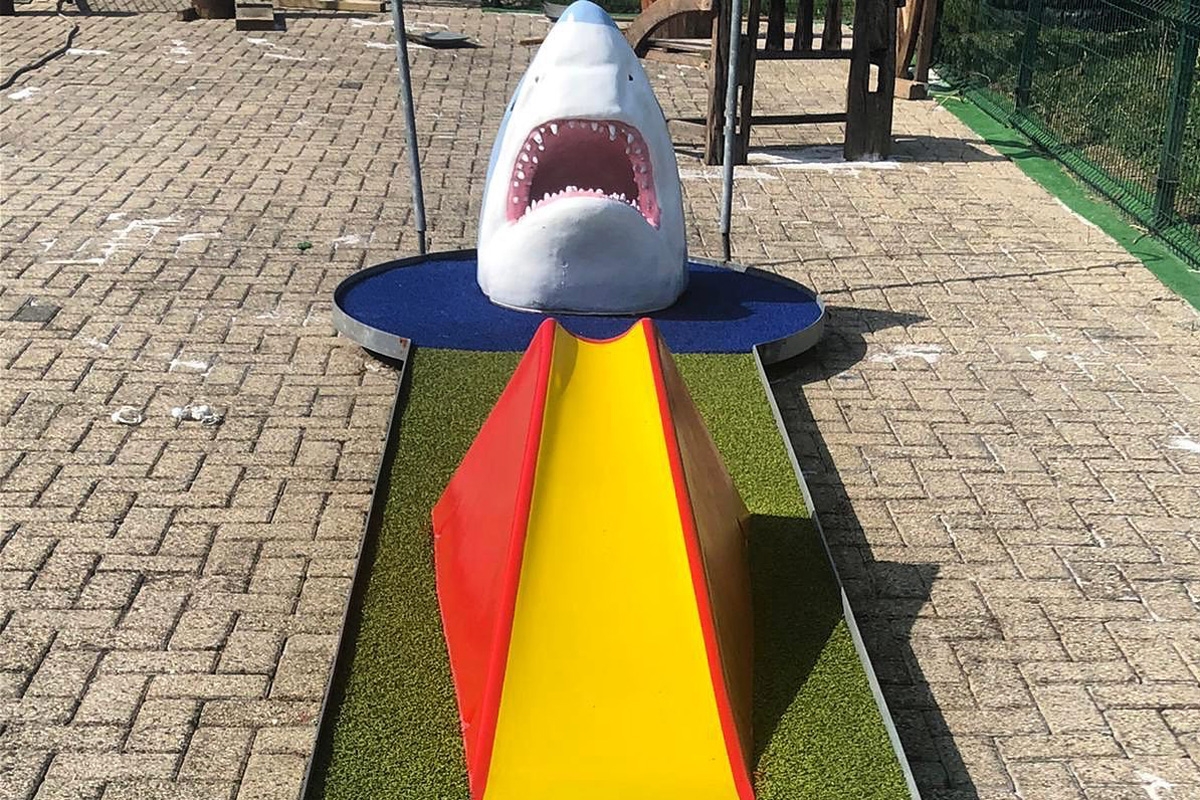 Midgetgolfen bij Toms Beach & Surf