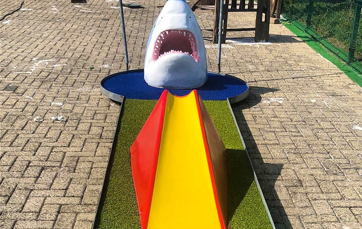 Midgetgolfen bij Toms Beach & Surf