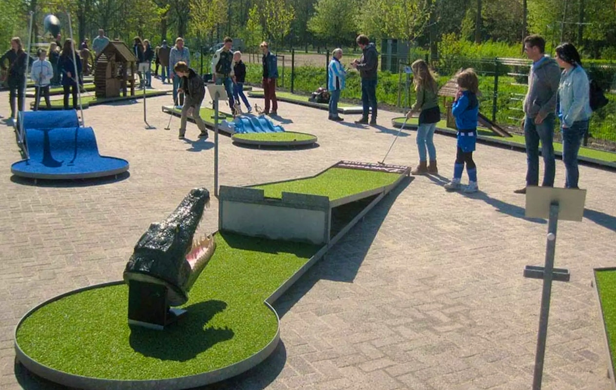 Midgetgolfen bij Toms Beach & Surf