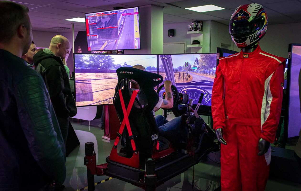 60 minuten Sim Racing + 2 drankjes en bittergarnituur