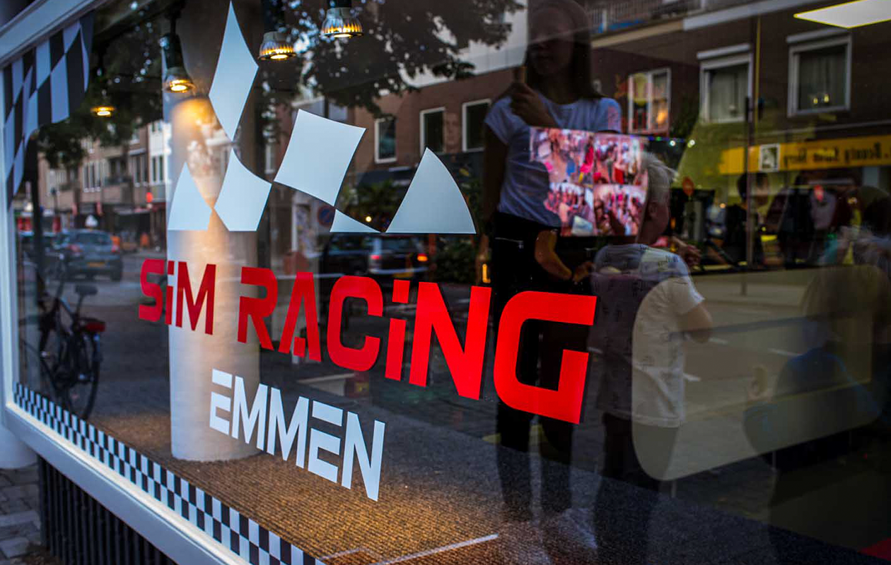 60 minuten Sim Racing + 2 drankjes en bittergarnituur