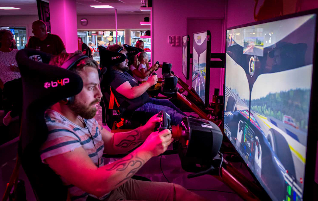 60 minuten Sim Racing + 2 drankjes en bittergarnituur