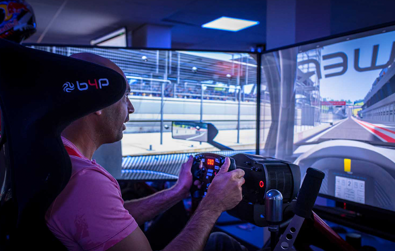 60 minuten Sim Racing + 2 drankjes en bittergarnituur