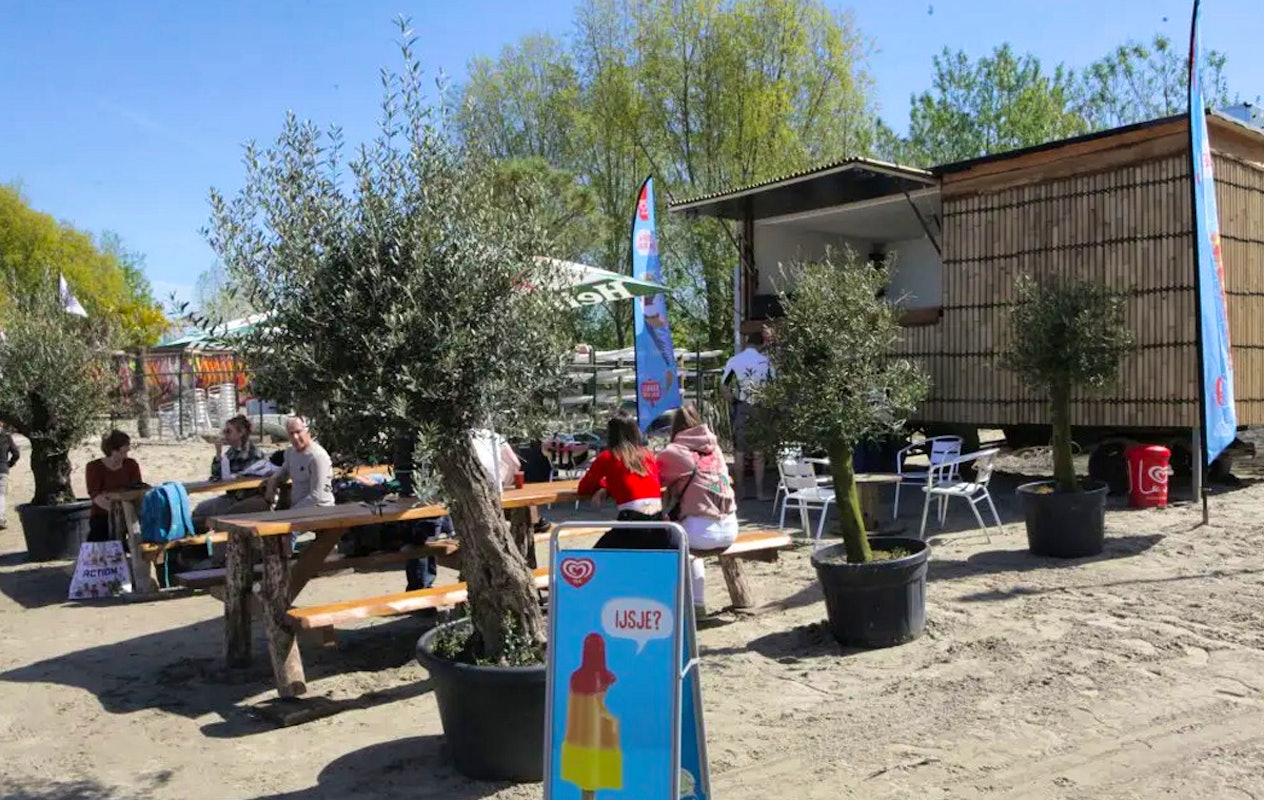 Windsurfen of suppen bij Toms Beach & Surf