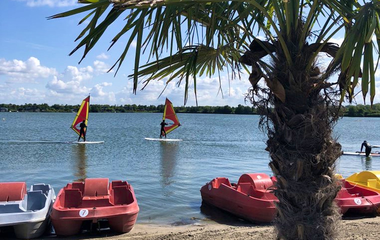 Windsurfen of suppen bij Toms Beach & Surf