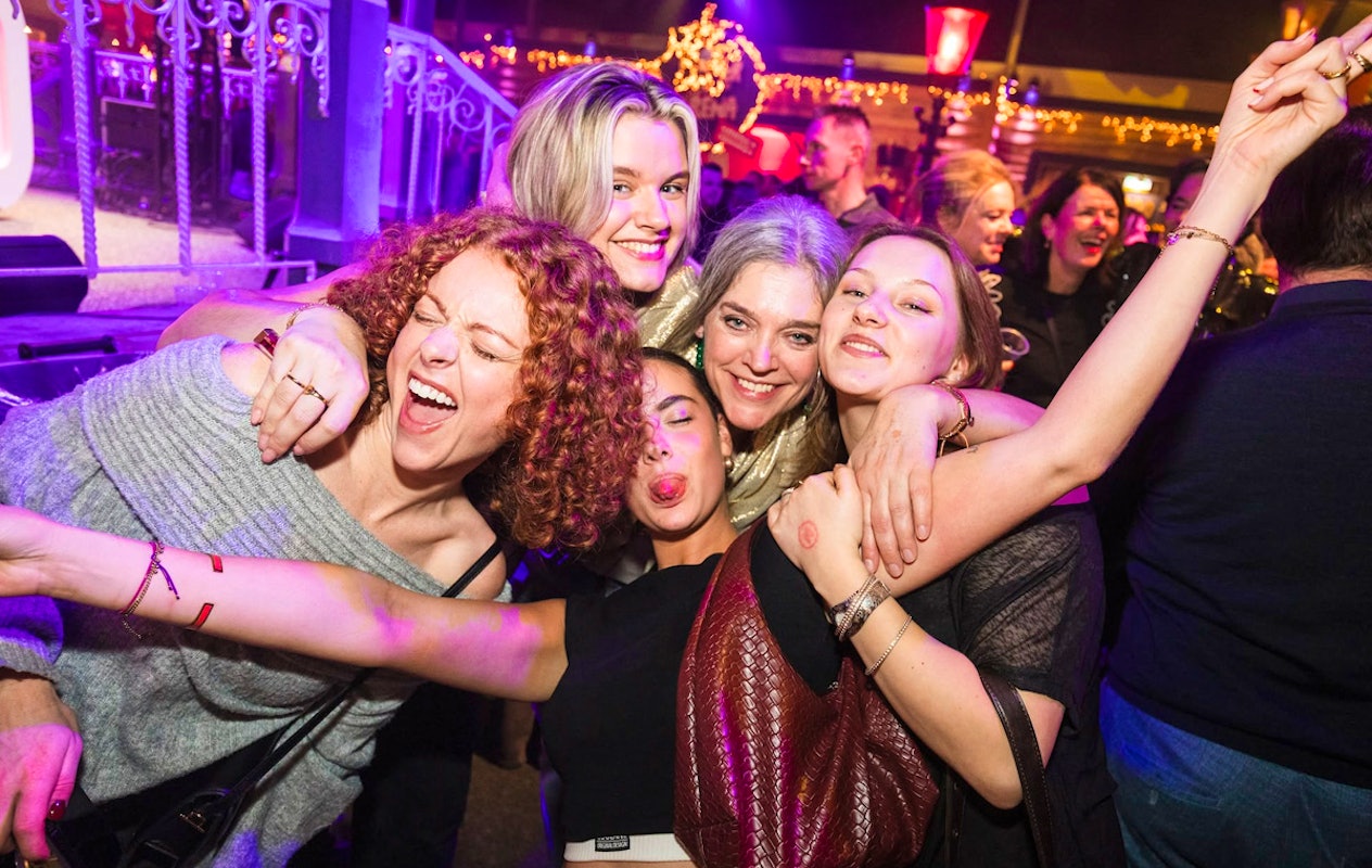 2 uur rollerskaten + drankje & wafel bij Winter Fever Arena Roermond