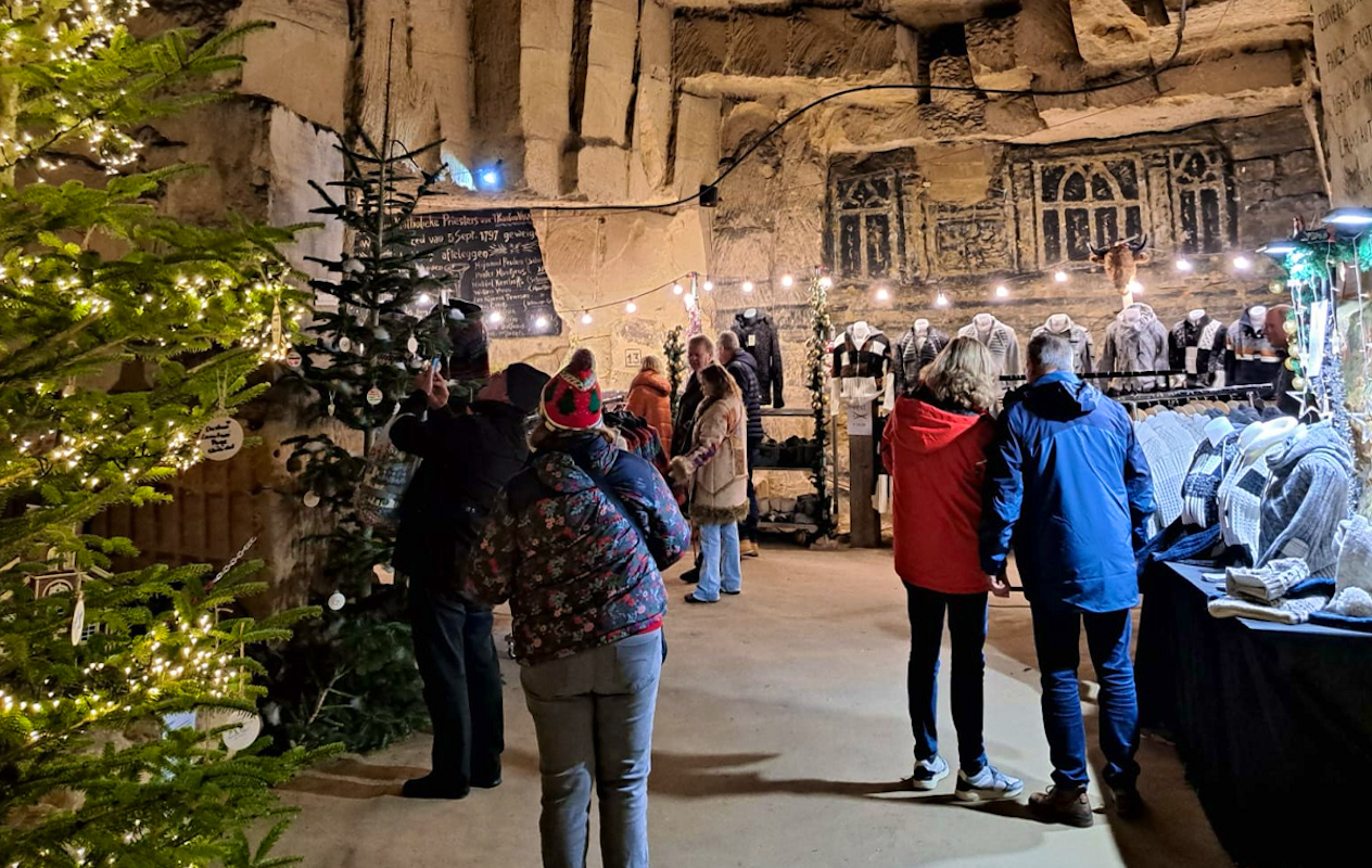 Kerstarrangement in de grotten