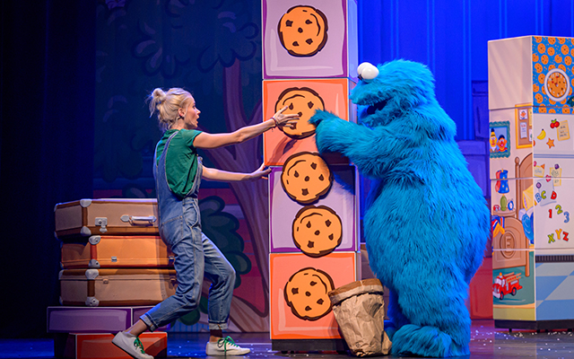 Zing en dans tijdens de grappige, swingende familiemusical Sesamstraat Live