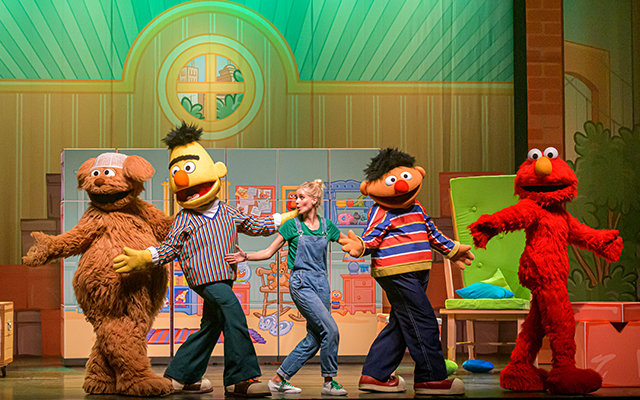 Zing en dans tijdens de grappige, swingende familiemusical Sesamstraat Live