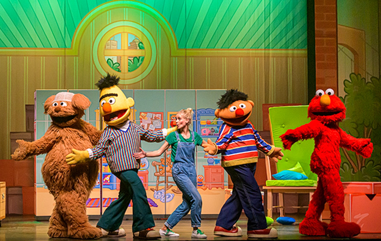 Zing en dans tijdens de grappige, swingende familiemusical Sesamstraat Live