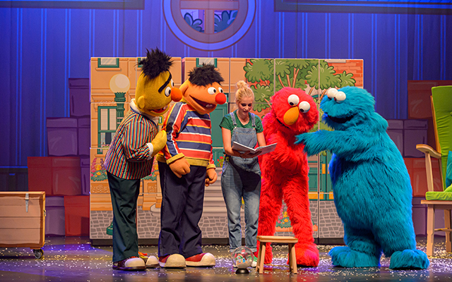 Zing en dans tijdens de grappige, swingende familiemusical Sesamstraat Live