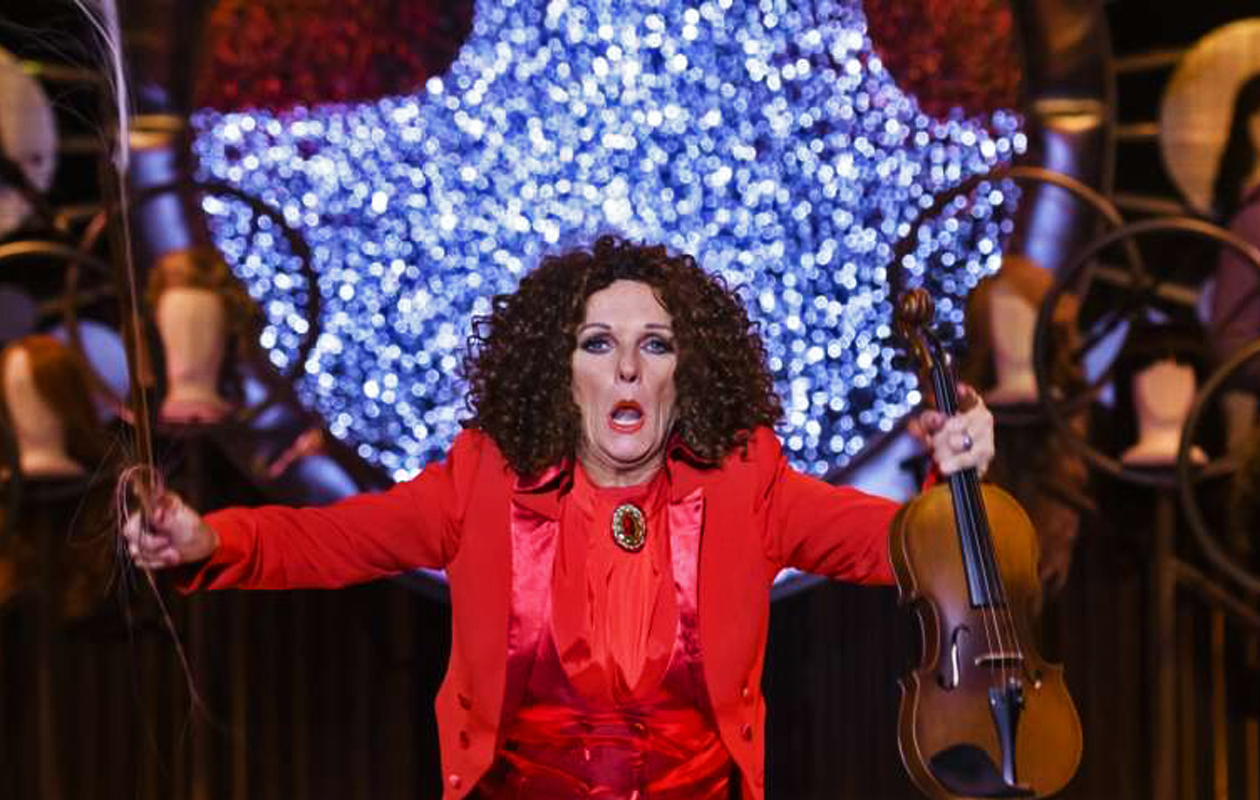 Aanschouw, lach en geniet tijdens de theatershow van Tineke Schouten!