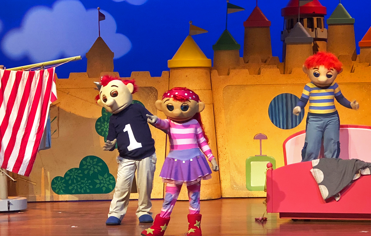 Dansen en zingen tijdens de theatervoorstelling van het Zandkasteel 