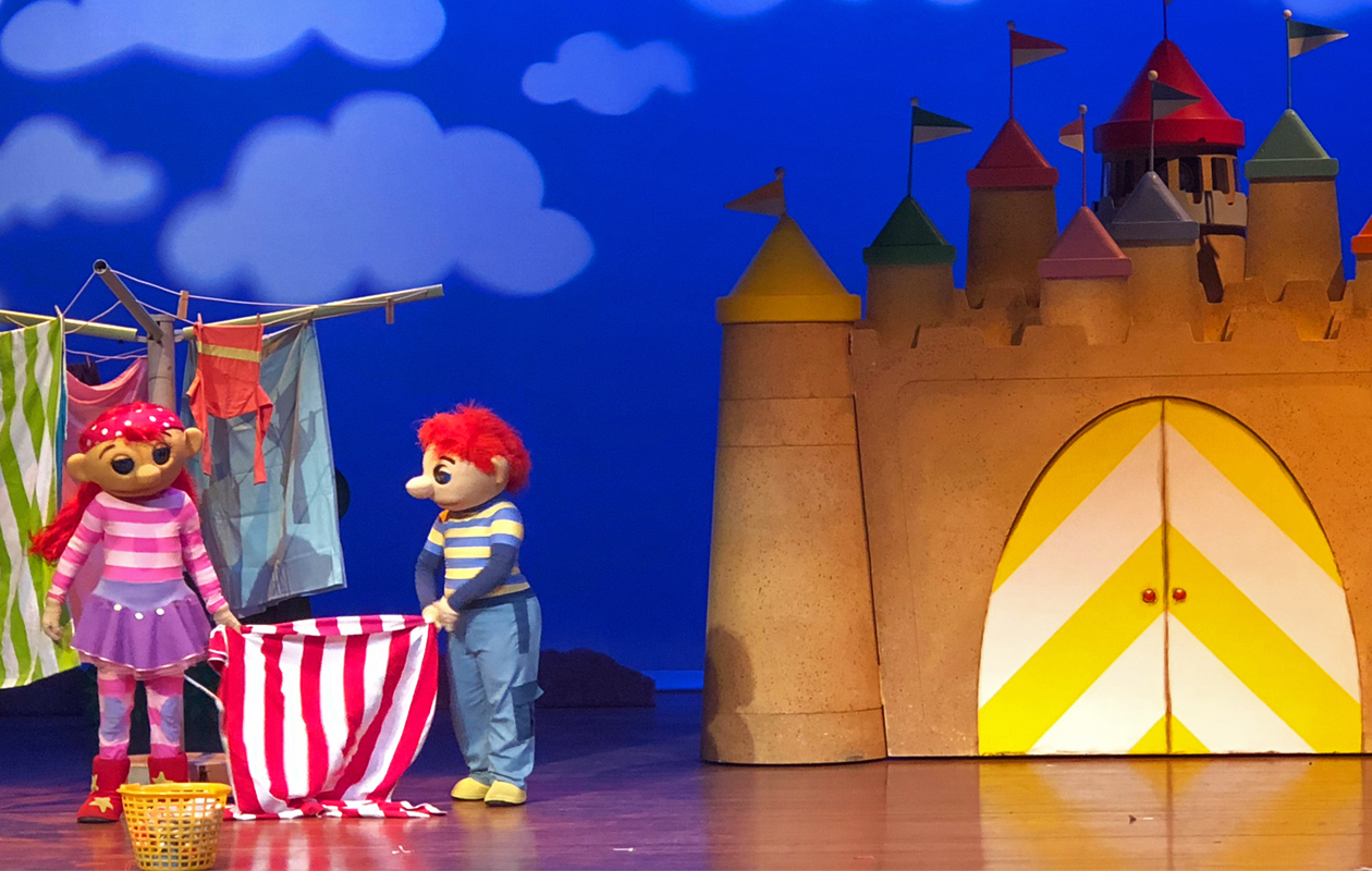 Dansen en zingen tijdens de theatervoorstelling van het Zandkasteel 