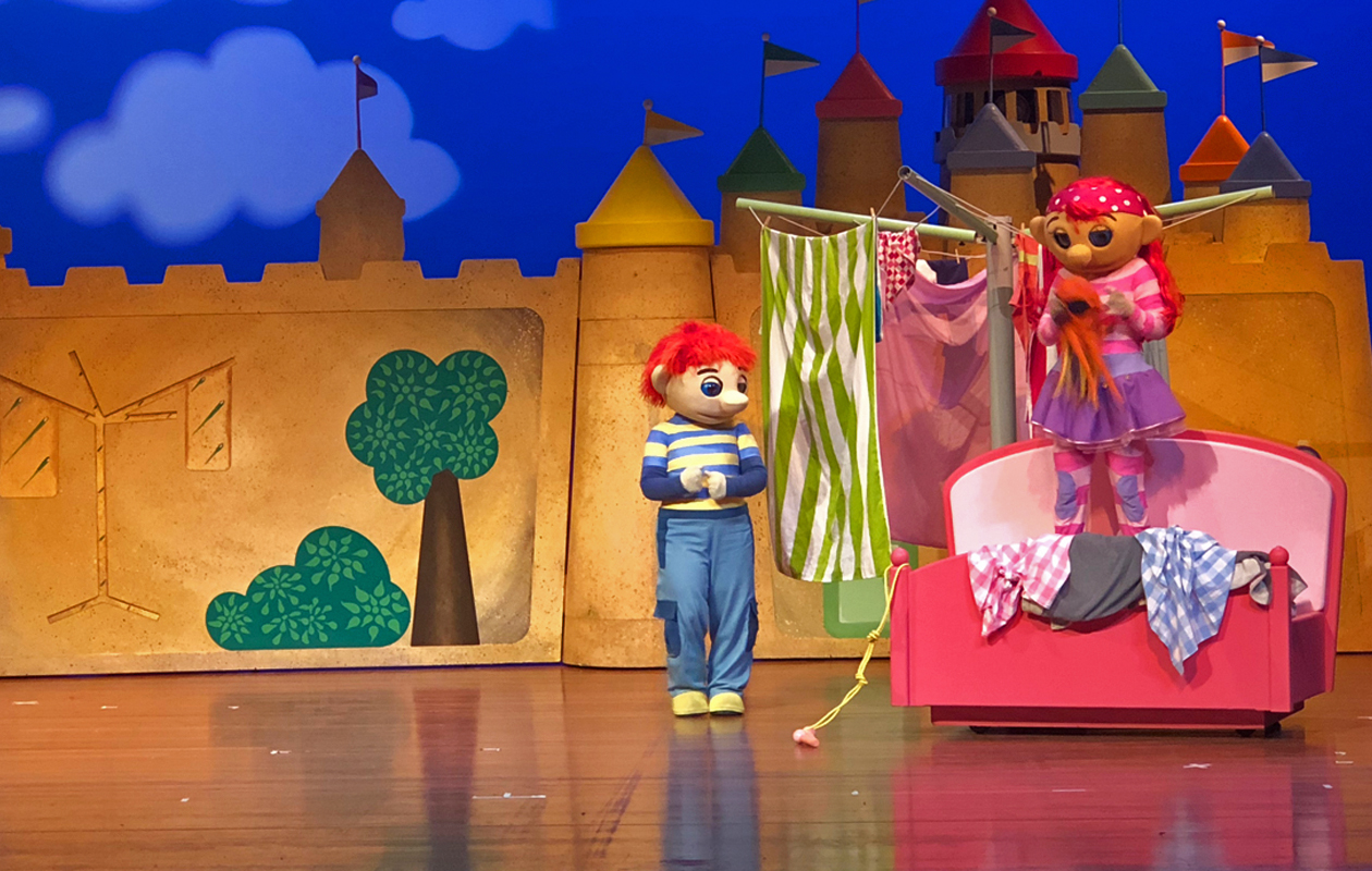 Dansen en zingen tijdens de theatervoorstelling van het Zandkasteel 