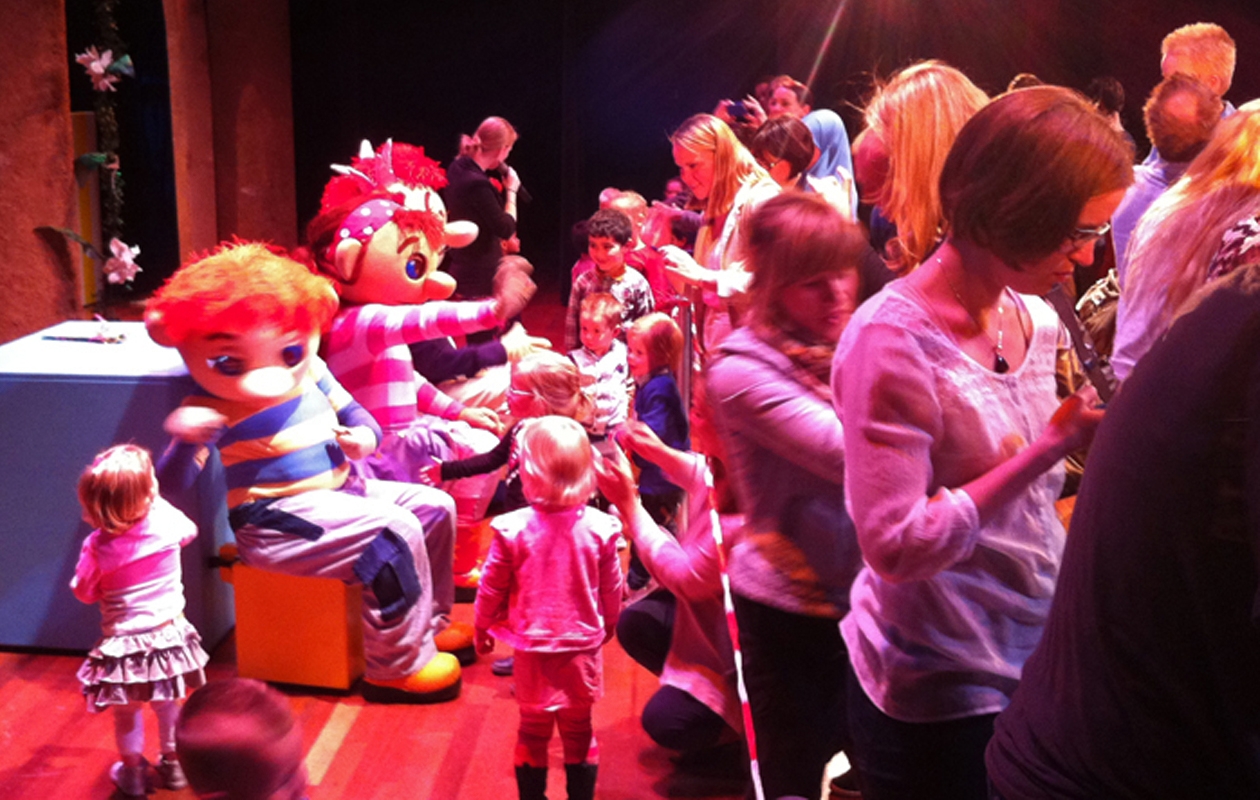 Dansen en zingen tijdens de theatervoorstelling van het Zandkasteel 