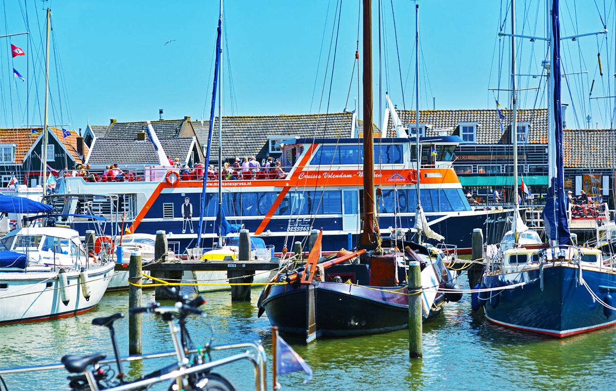 Touren met een e-scooter, inclusief boottocht en foto in klederdracht